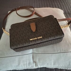 Michael Kors cross body new without tags. This bag has never been used.